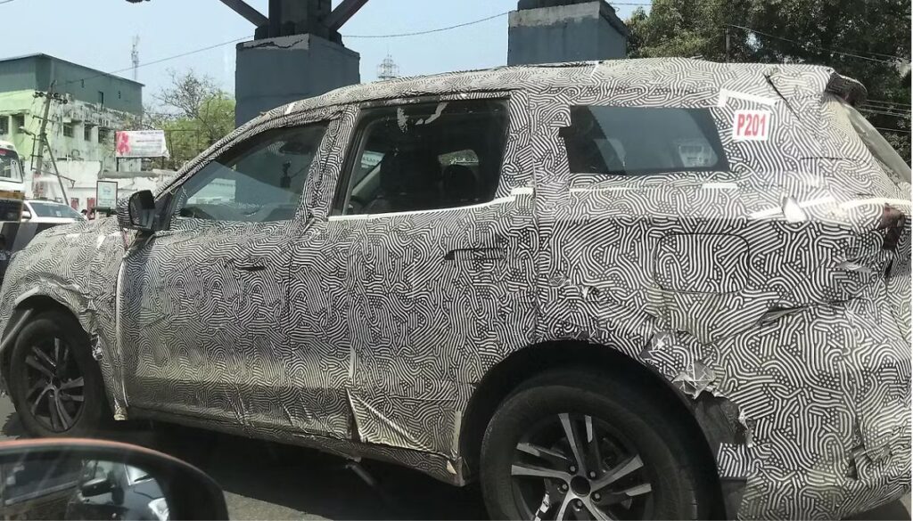 Mahindra XUV700 Facelift Spied